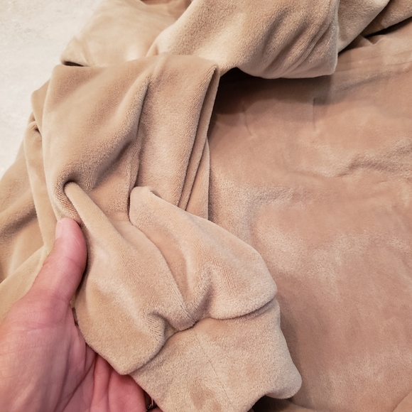 Very cute, soft, light tan, zip up, crop Hoodie. Excellent condition - Picture 6 of 7